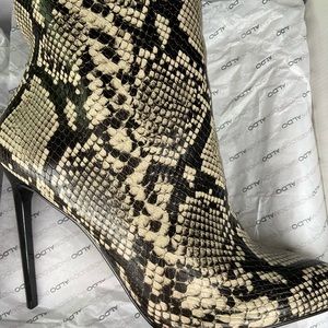 CLEARANCE- ALDO Arinya boots Size 5 - new in box